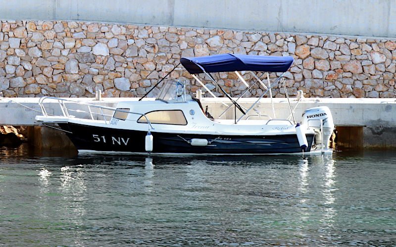 Boat Irena Honda 40 HP rent a boat Pag Lun